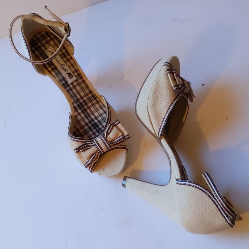 American Eagle cream/plaid fabric heels-sz 6